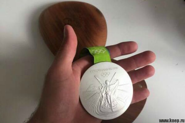 rio-medal-on-head