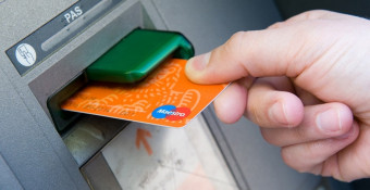 Что делать, если банковская карта застряла в банкомате