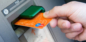 Что делать, если банковская карта застряла в банкомате