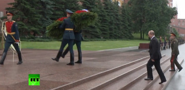 Путин возложил цветы прямо под дождем