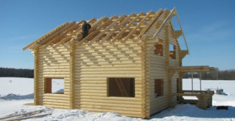 Зимнее строительство дома из дерева или кирпича лучше каркасного